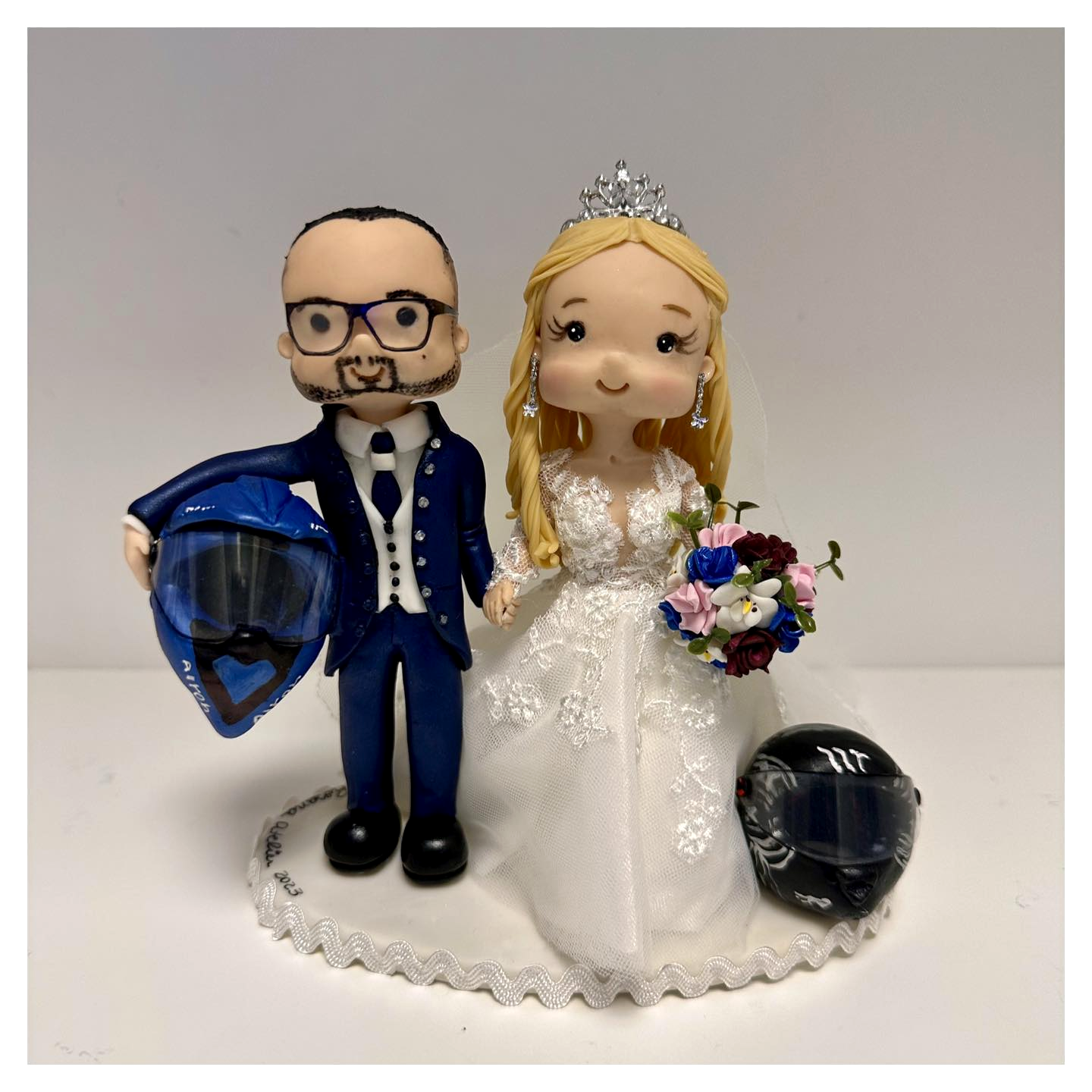 Escultura de casamento personalizada com dois capacetes de moto