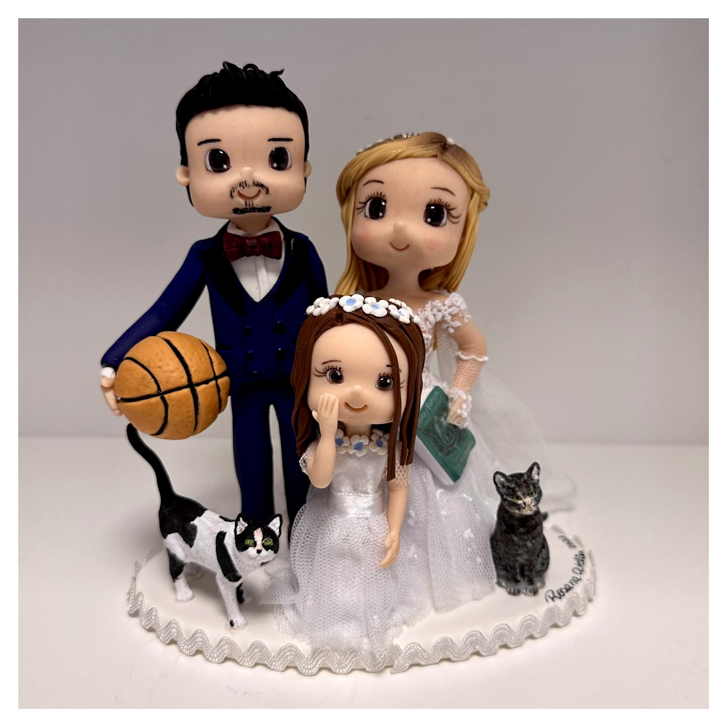 Retrato escultórico de uma família com basquetebol e animais de companhia