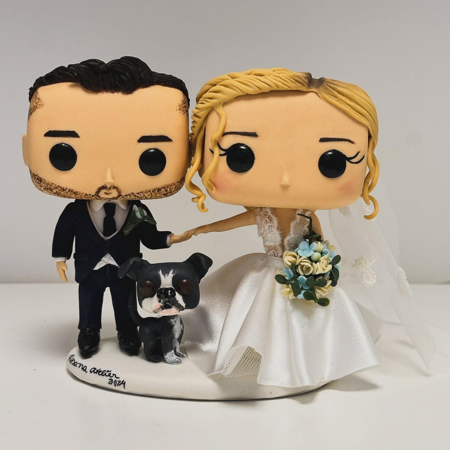 Retrato escultórico de um casal e do seu gato sobre base assinada