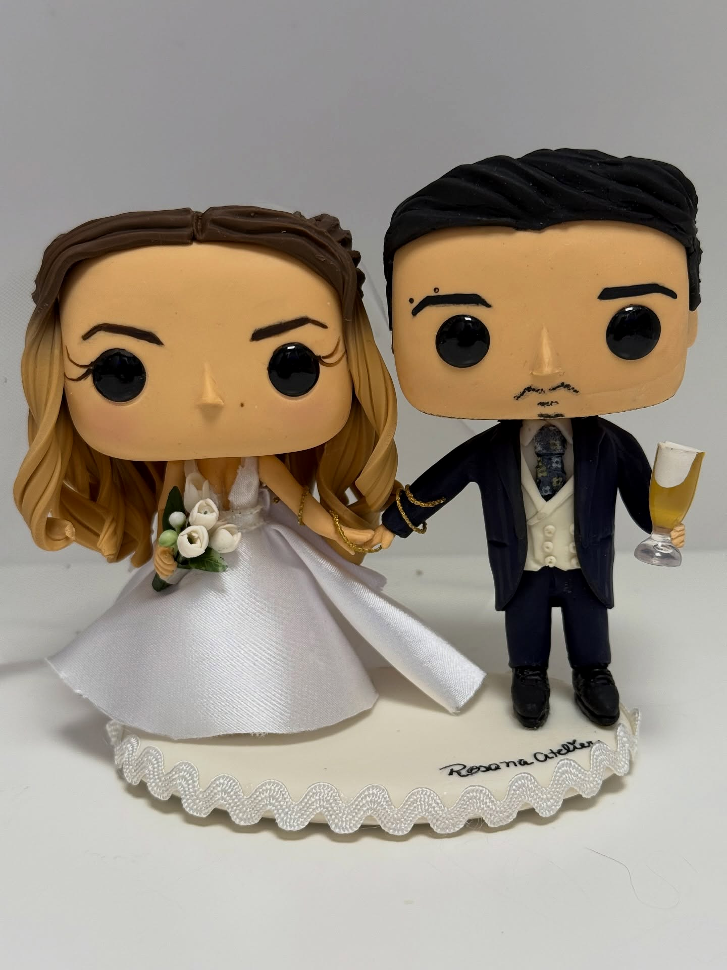 Retrato escultórico de um casal sobre base assinada Rosana Atelier