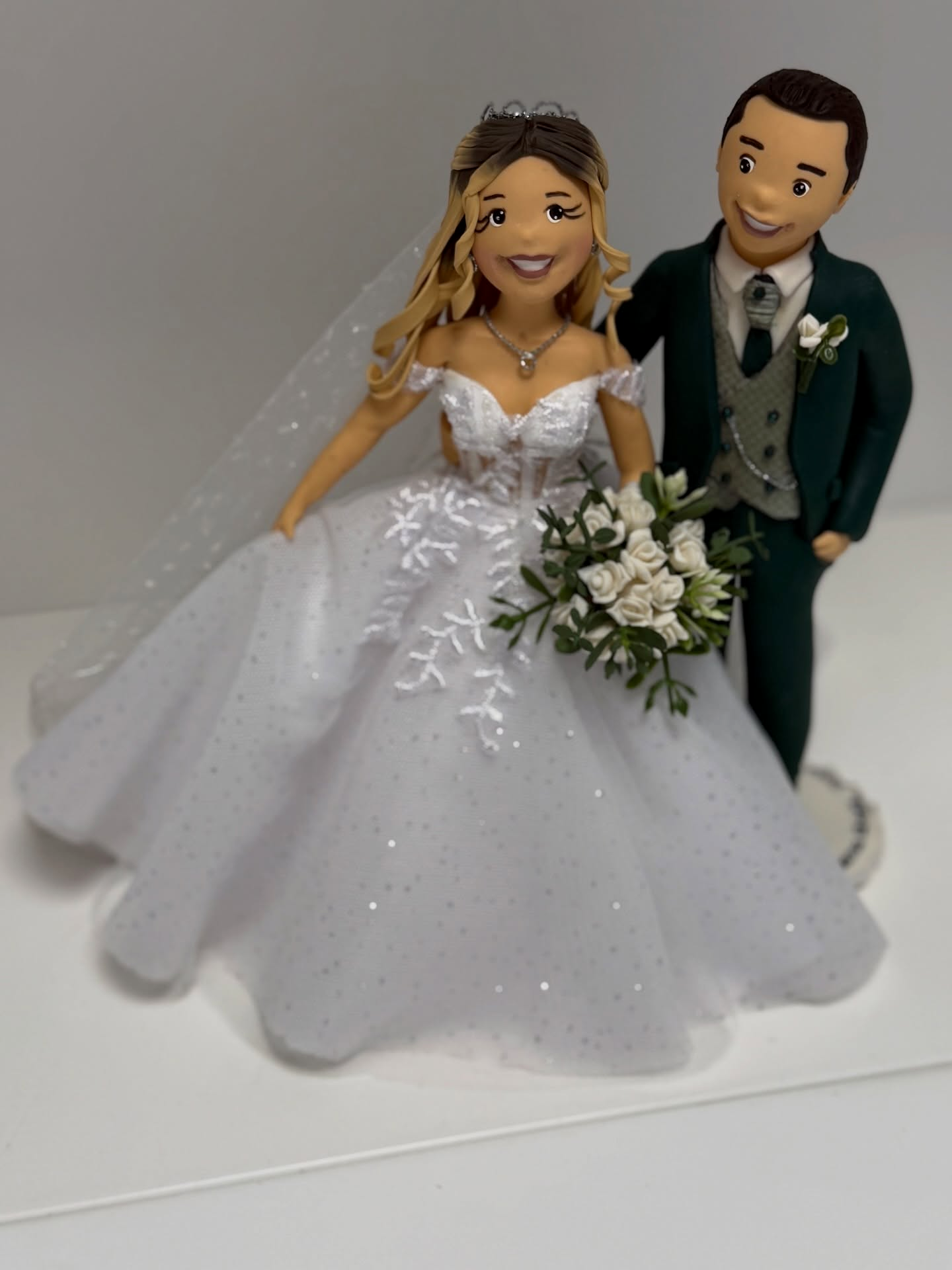 Detalhe pintado à mão de uma escultura de casamento