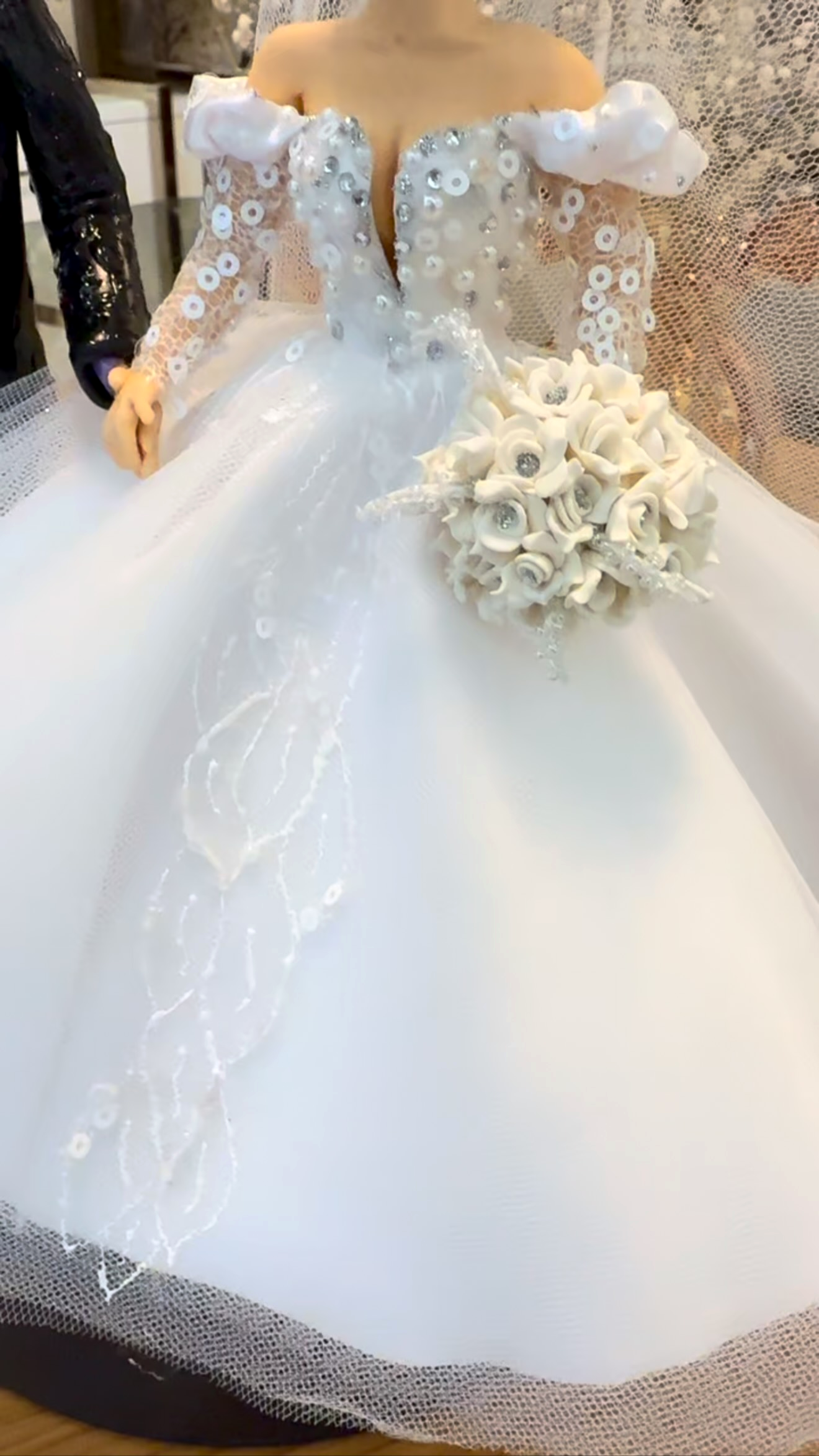 Detalhes de vestido modelados numa escultura por encomenda